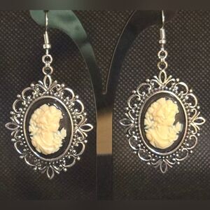 Cameo earrings - black & ivory